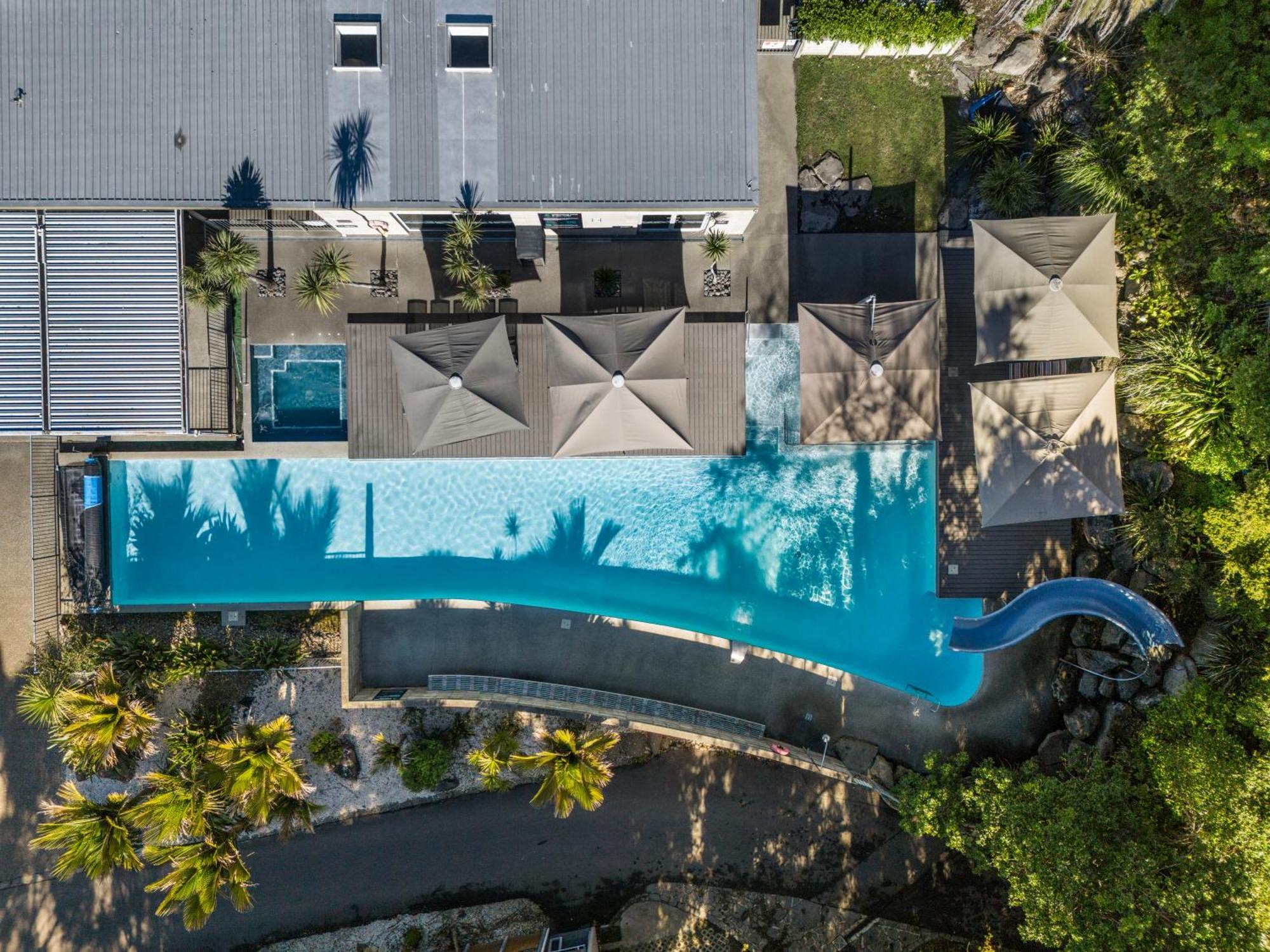 Tasman Holiday Parks - Waihi Beach Εξωτερικό φωτογραφία Aerial view of the pool