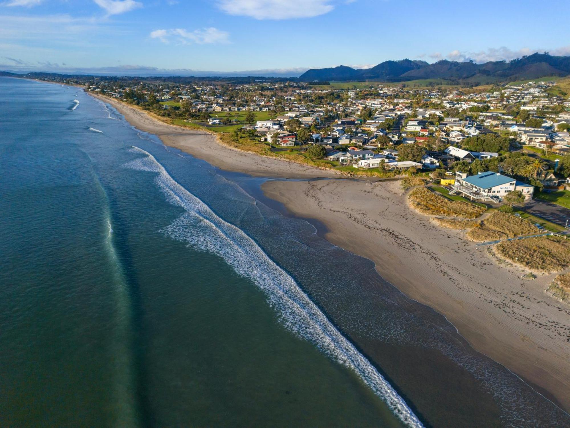Tasman Holiday Parks - Waihi Beach Εξωτερικό φωτογραφία Aerial view of the beach at Waikuku
