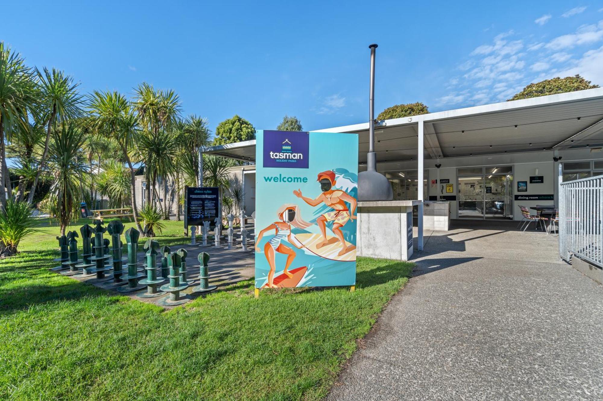 Tasman Holiday Parks - Waihi Beach Εξωτερικό φωτογραφία The entrance to the pool