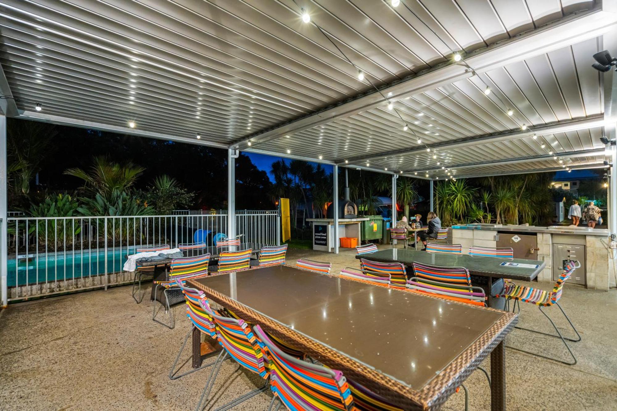 Tasman Holiday Parks - Waihi Beach Εξωτερικό φωτογραφία A louvred roof system