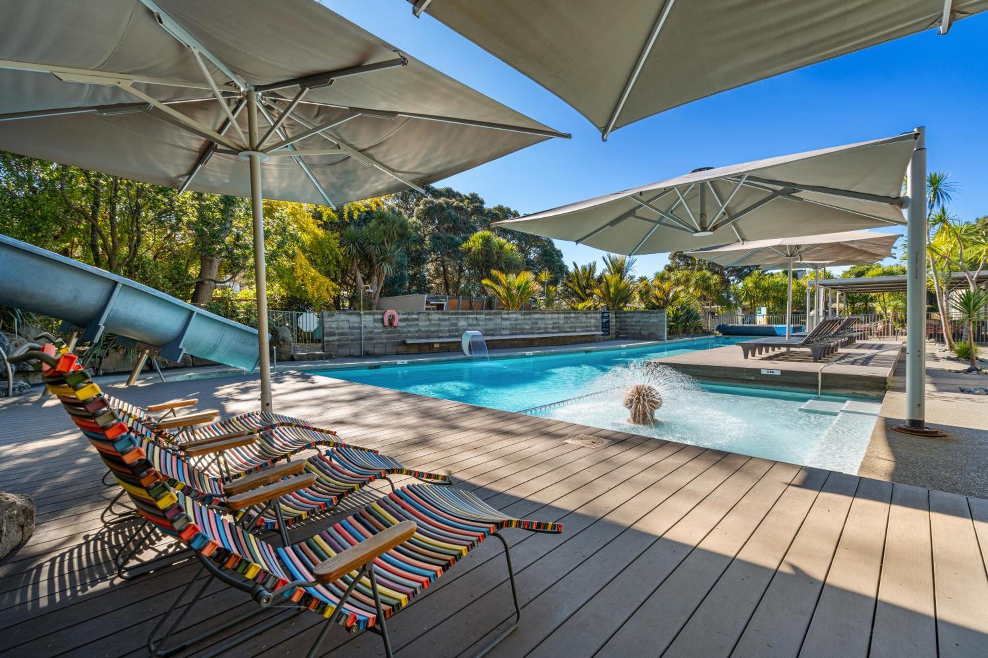 Tasman Holiday Parks - Waihi Beach Εξωτερικό φωτογραφία The pool at the resort