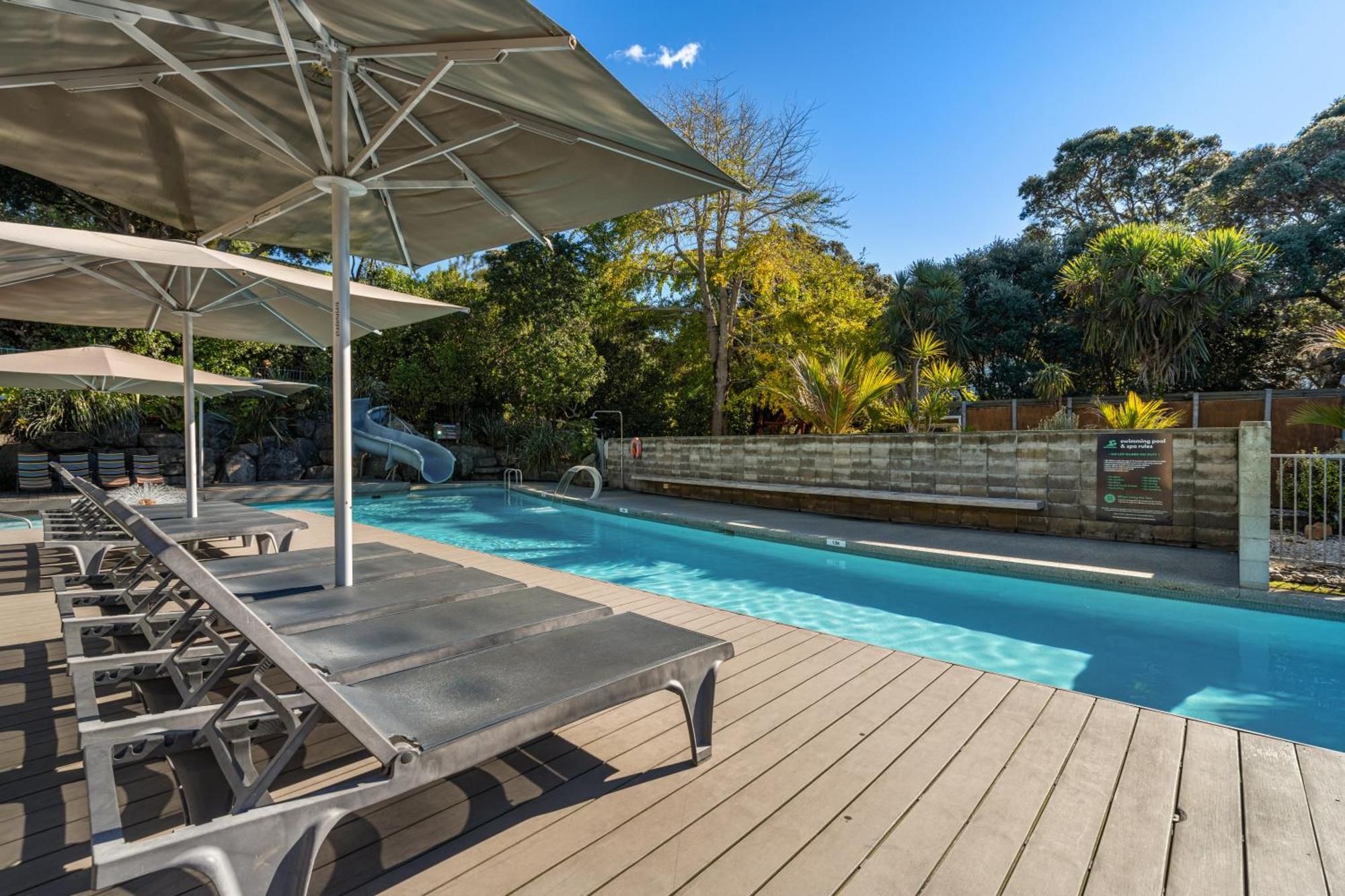 Tasman Holiday Parks - Waihi Beach Εξωτερικό φωτογραφία The pool at the hotel