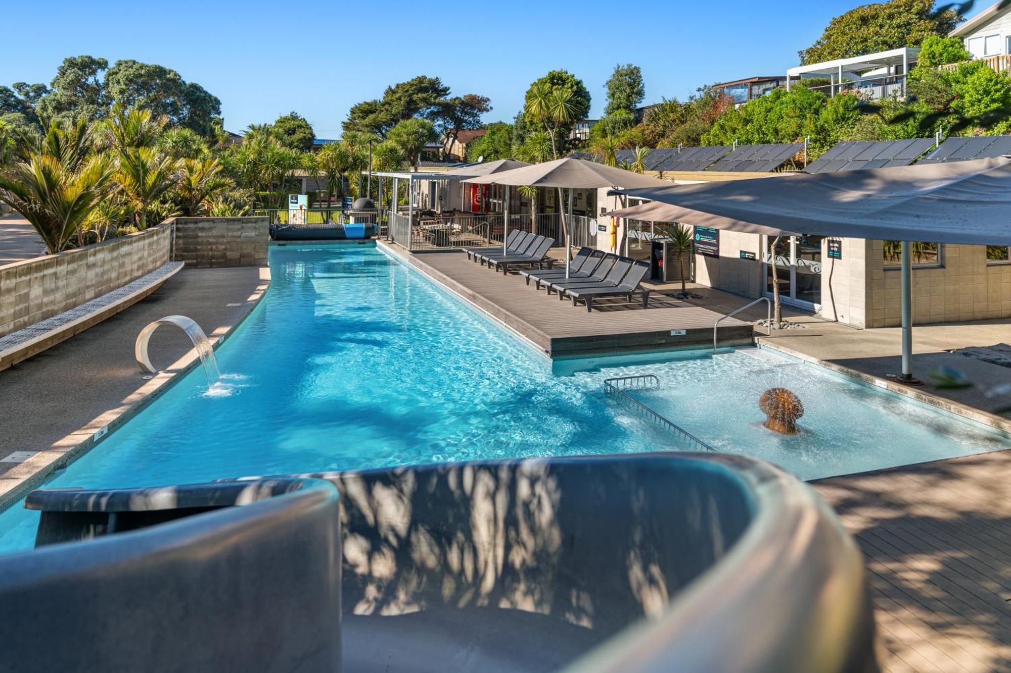Tasman Holiday Parks - Waihi Beach Εξωτερικό φωτογραφία The pool at the Bay of Many Coves