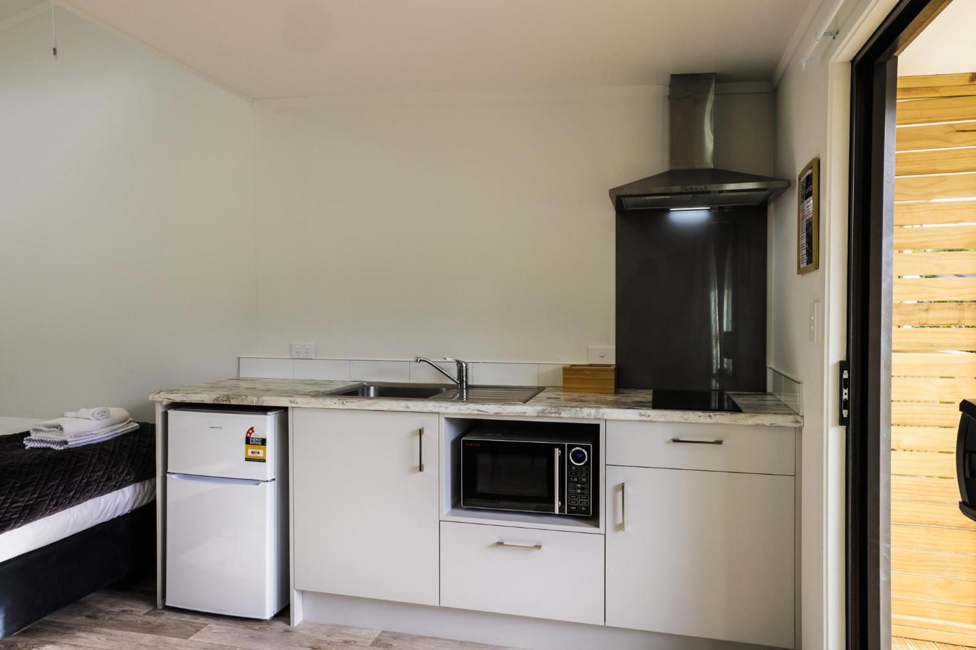 Tasman Holiday Parks - Waihi Beach Εξωτερικό φωτογραφία A kitchen in a motel