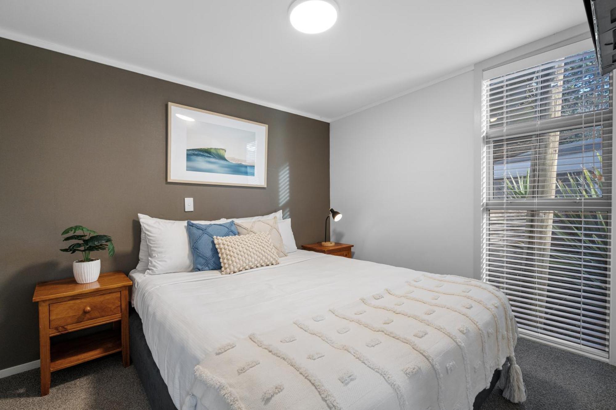 Tasman Holiday Parks - Waihi Beach Εξωτερικό φωτογραφία A bedroom in a typical apartment