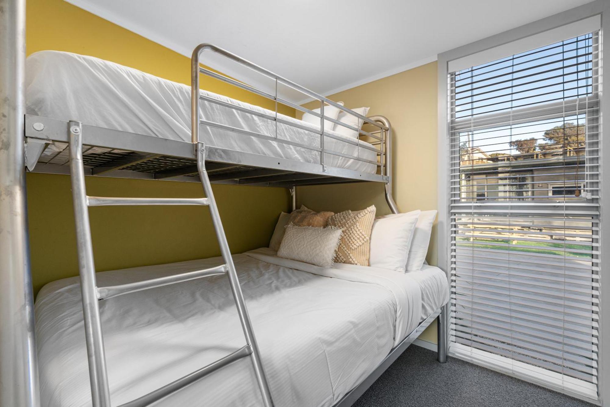 Tasman Holiday Parks - Waihi Beach Εξωτερικό φωτογραφία A bunk bed