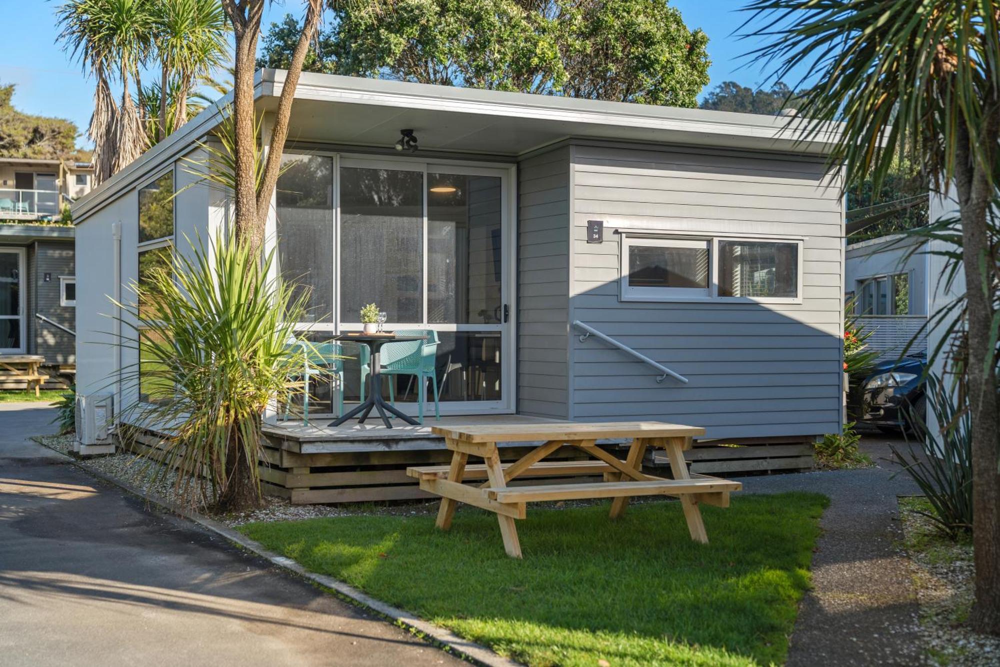 Tasman Holiday Parks - Waihi Beach Εξωτερικό φωτογραφία A bach at a holiday park in New Zealand