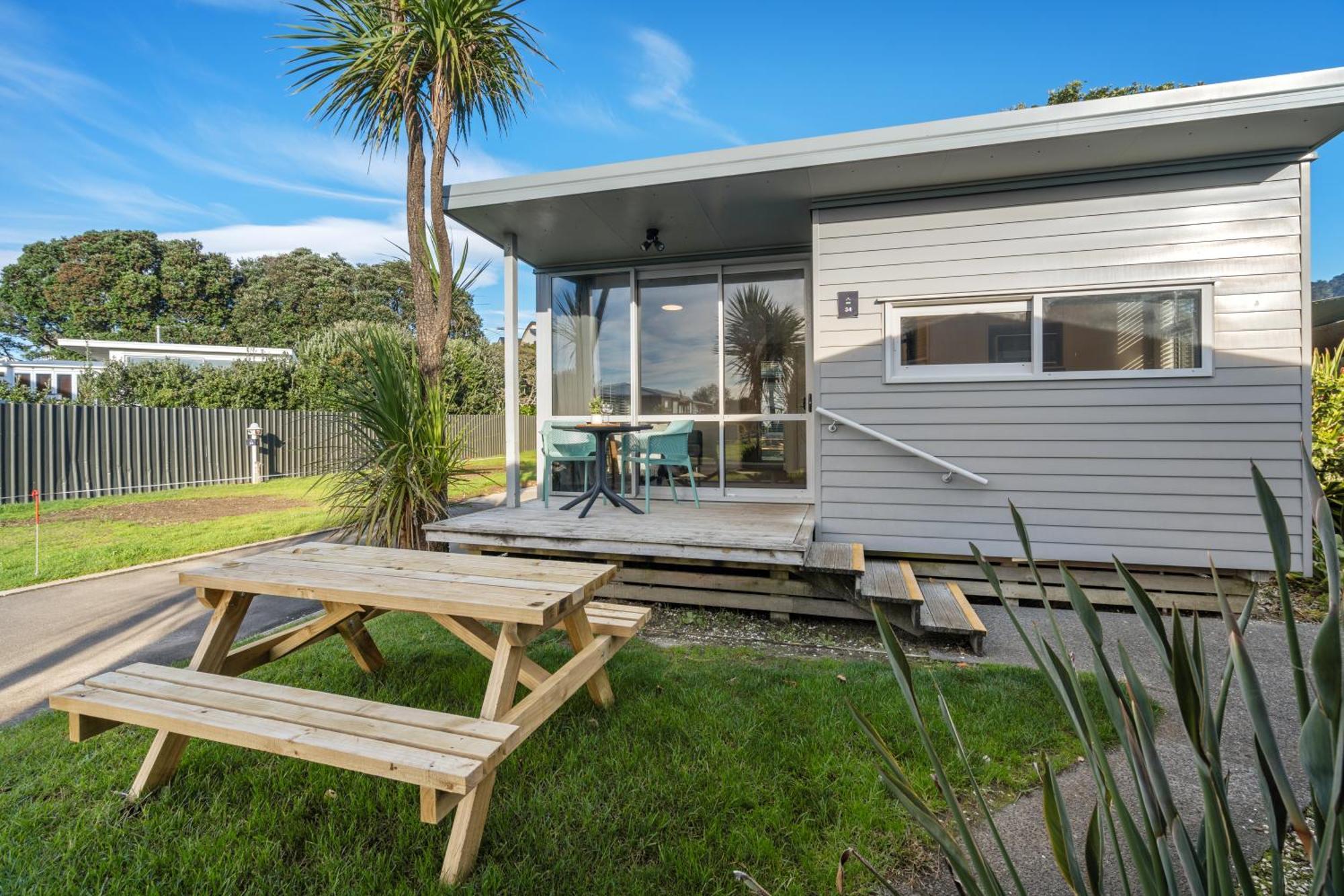 Tasman Holiday Parks - Waihi Beach Εξωτερικό φωτογραφία A bach at Waikare