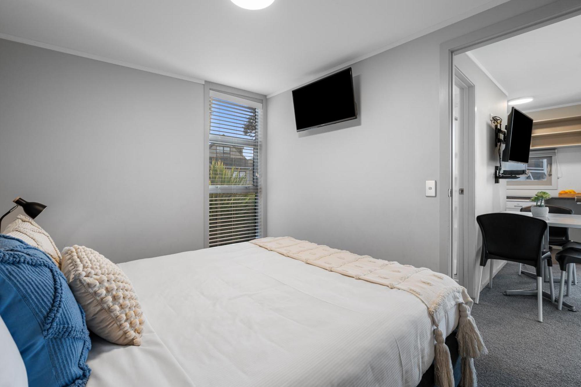 Tasman Holiday Parks - Waihi Beach Εξωτερικό φωτογραφία A bedroom in a typical apartment