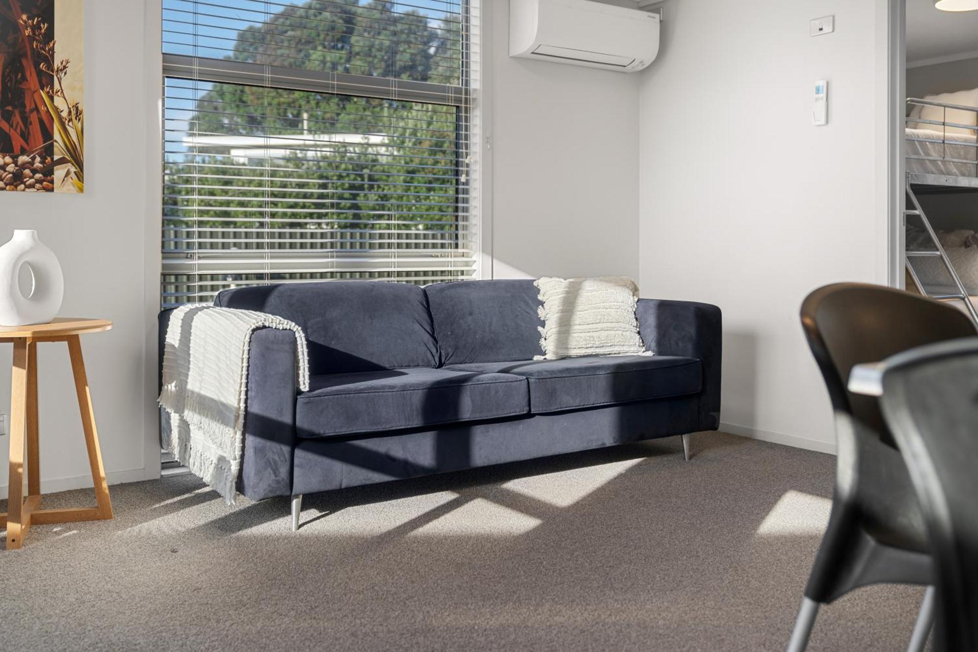 Tasman Holiday Parks - Waihi Beach Εξωτερικό φωτογραφία A sofa