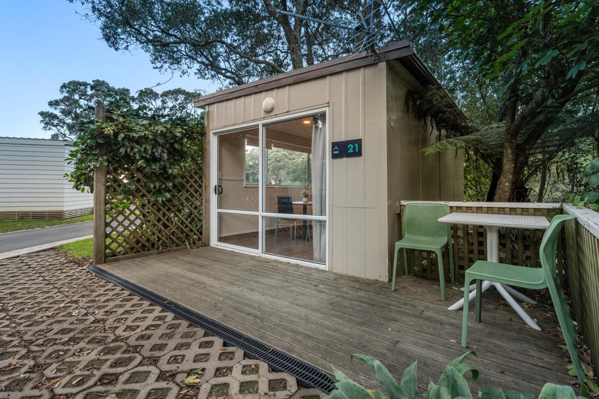 Tasman Holiday Parks - Waihi Beach Εξωτερικό φωτογραφία A typical studio cabin at the park