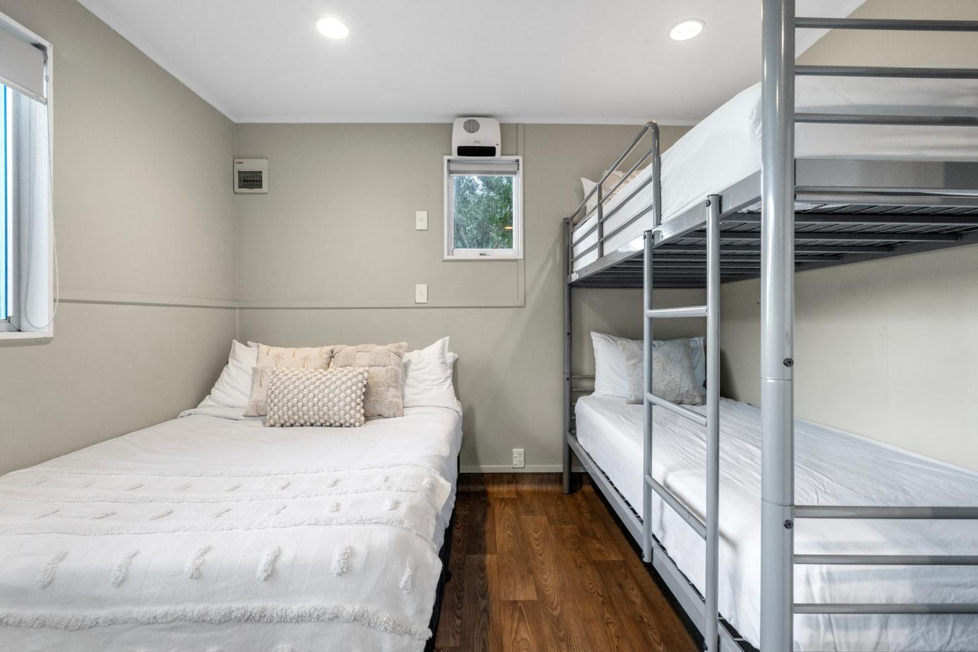 Tasman Holiday Parks - Waihi Beach Εξωτερικό φωτογραφία Bunk beds in a cabin