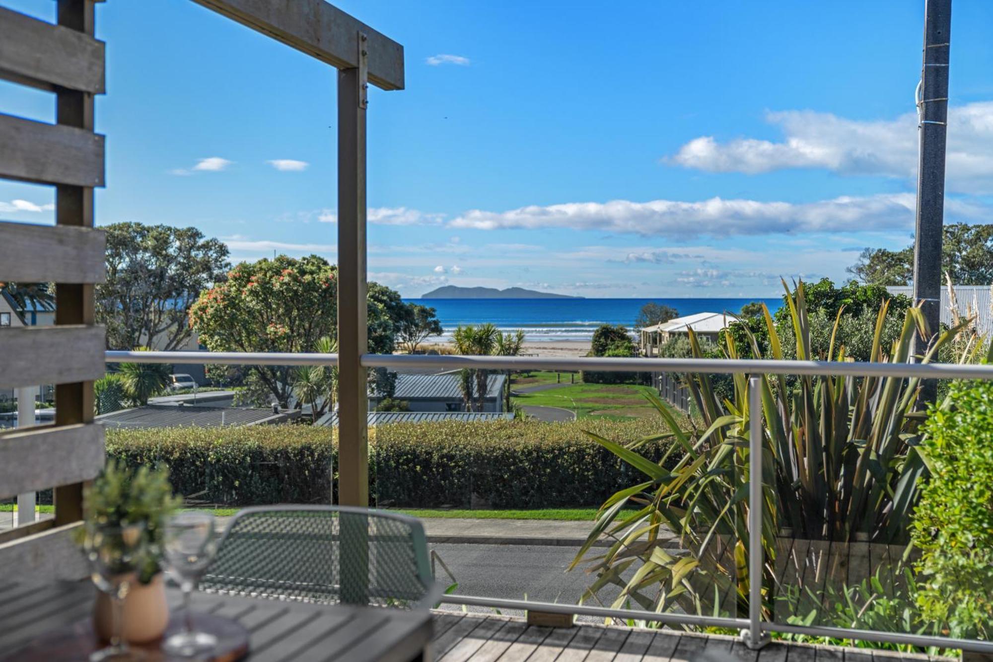 Tasman Holiday Parks - Waihi Beach Εξωτερικό φωτογραφία View of the bay from a house in Red Beach