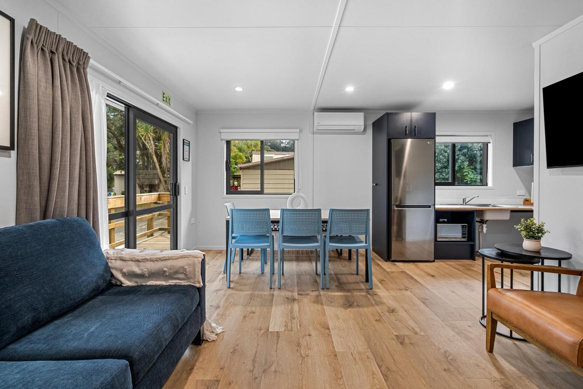 Tasman Holiday Parks - Waihi Beach Εξωτερικό φωτογραφία A modern bach interior