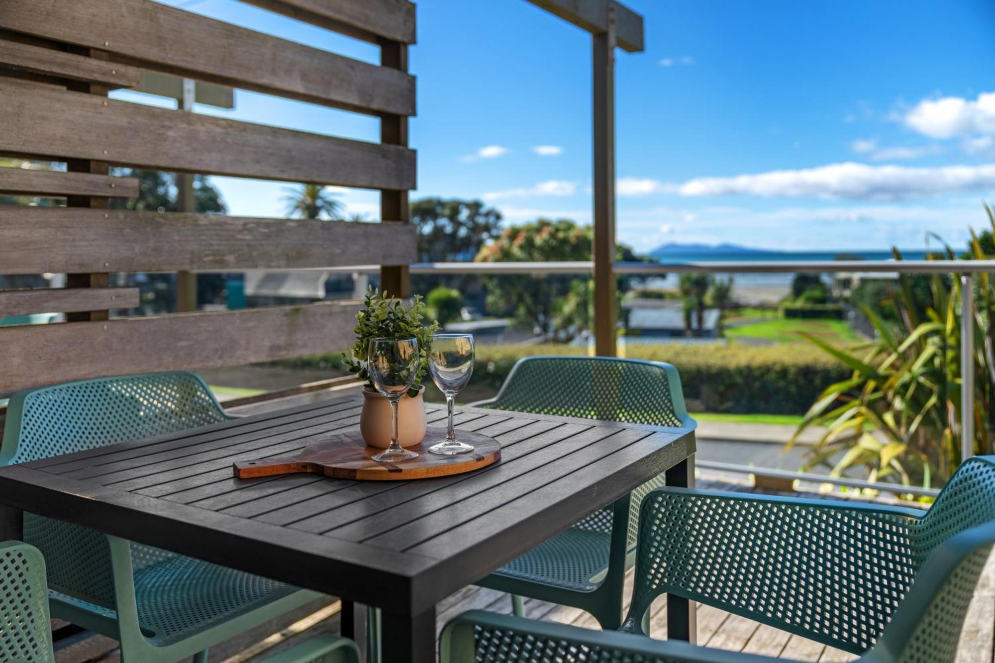 Tasman Holiday Parks - Waihi Beach Εξωτερικό φωτογραφία A balcony in New Zealand