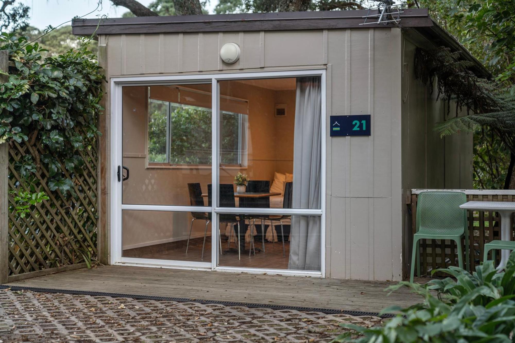 Tasman Holiday Parks - Waihi Beach Εξωτερικό φωτογραφία A garden room in Auckland, New Zealand